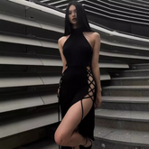 Sexy, dunkles, figurbetontes Abendkleid aus Samt im Halloween-Stil