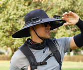 Breiter Outdoor-Sonnenhut mit integriertem Ventilator