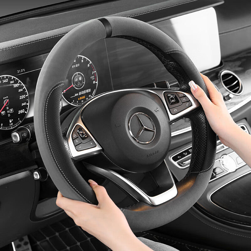 Hochwertiger Lenkradbezug aus Wildleder und Leder: Verbesserter Halt und mehr Komfort