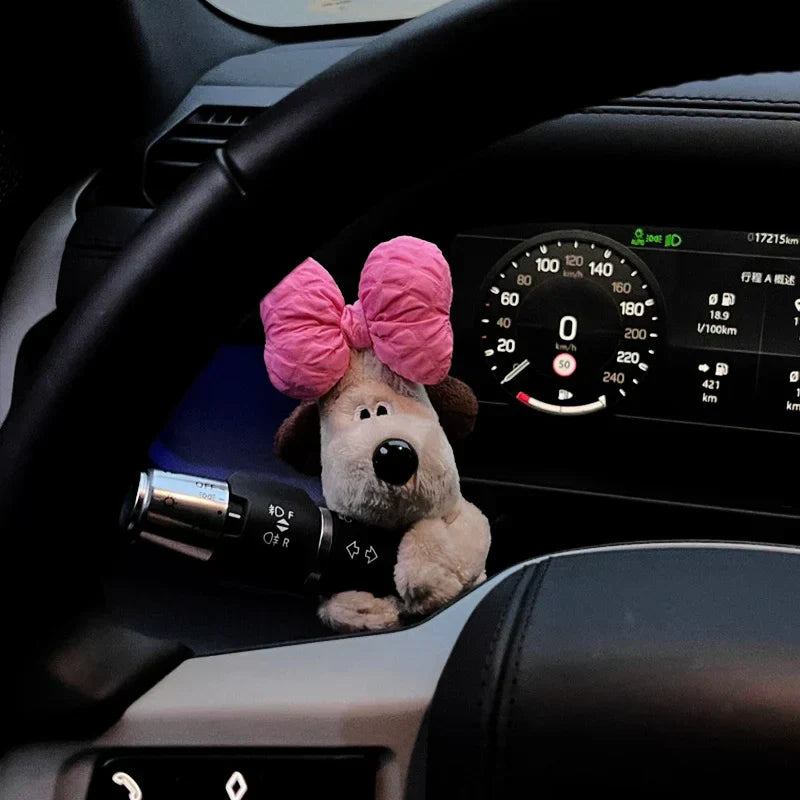 Niedliches dekoratives Hundeauto