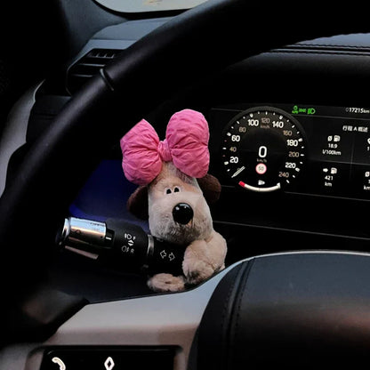 Niedliches dekoratives Hundeauto