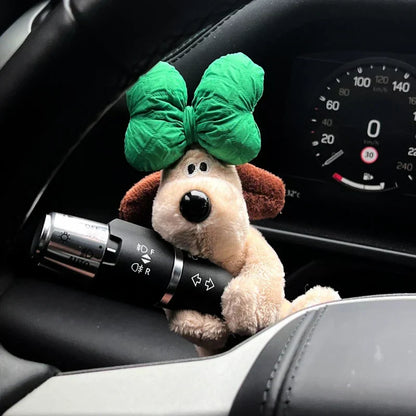 Niedliches dekoratives Hundeauto