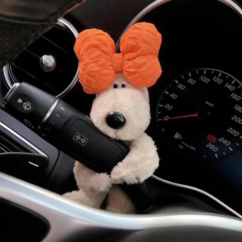 Niedliches dekoratives Hundeauto