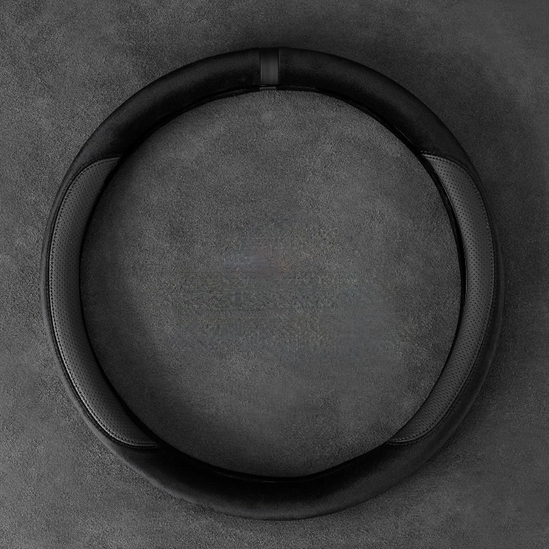 Hochwertiger Lenkradbezug aus Wildleder und Leder: Verbesserter Halt und mehr Komfort