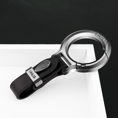 Luxuriöser Auto-Schlüsselanhänger aus Leder mit geprägtem Metalldesign