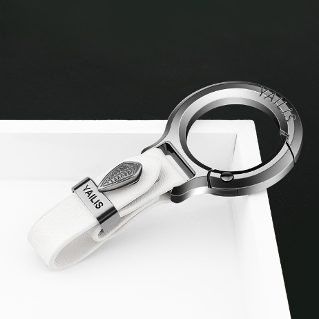 Luxuriöser Auto-Schlüsselanhänger aus Leder mit geprägtem Metalldesign