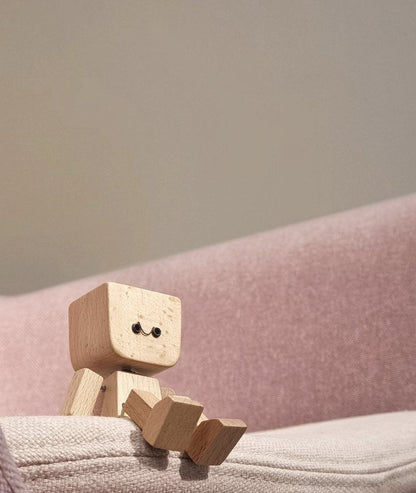 Charmante kleine Holzfigur mit 12 magnetischen Gesichtsausdrücken
