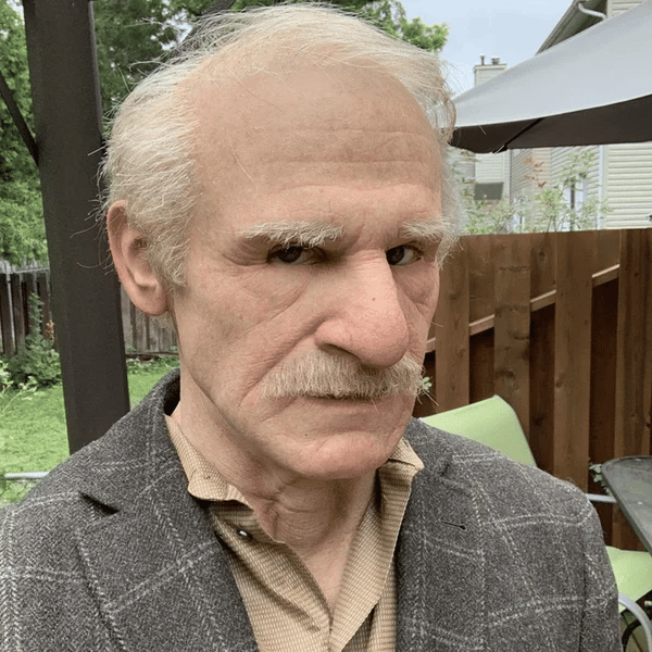 Neue lebensechte Masken