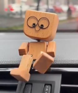 Charmante kleine Holzfigur mit 12 magnetischen Gesichtsausdrücken