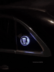 Aufladbares LED-Autologo – Neonlichteffekt